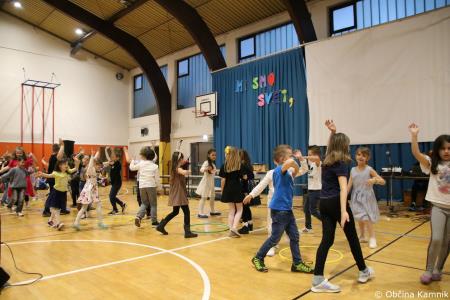 Otroci Osnovne šole Marije Vere Mi smo svet, mi smo otroci (54)